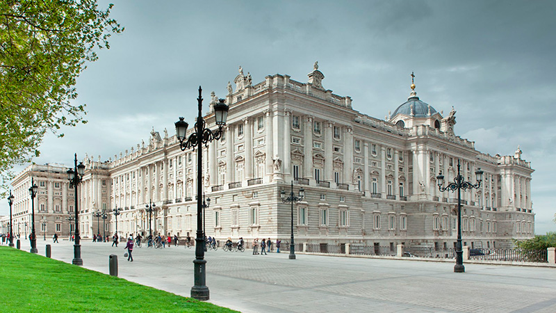 image UGT exige responsabilidad  a la empresa de seguridad privada Clece para que recoja,en el Palacio Real, la uniformidad de los vigilantes tras la subrogación a la nueva adjudicataria