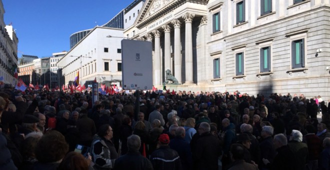 image Centenares de jubilados claman a las puertas del Congreso por unas pensiones dignas