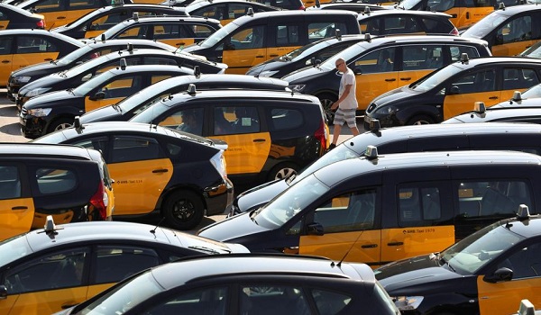 Uniatramc y UGT urge a que se cumpla la ley en el Sector del Taxi: una licencia de VTC por cada 30 de Taxi.