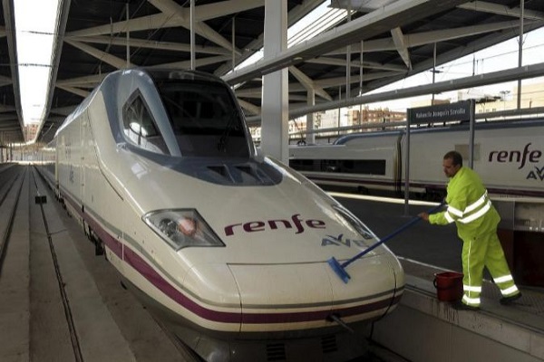 FeSMC-UGT estudia las condiciones de seguridad y salud laboral en el sector de limpieza de trenes y talleres ferroviarios