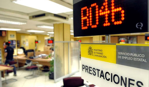 El Gobierno prepara una fusión de ayudas a parados que perjudica a la mayoría de los beneficiarios