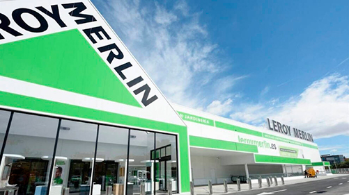 image Fallece un Vigilante de Seguridad en Leroy Merlin tras caerle encima una de las puertas del aparcamiento