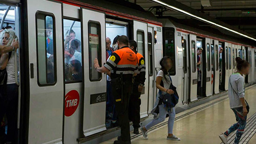 Un vigilante del metro herido de gravedad tras ser acuchillado por un grafitero