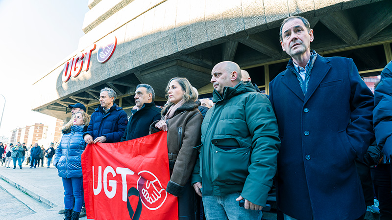 image FeSMC UGT Madrid ha participado en los cinco minutos de silencio celebrados a las puertas de la sede de UGT