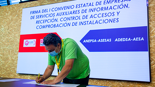 image UGT firma el primer convenio estatal de los denominados auxiliares de servicios cuyas funciones vienen tipificadas en la Ley 5/2014 de 14 de abril